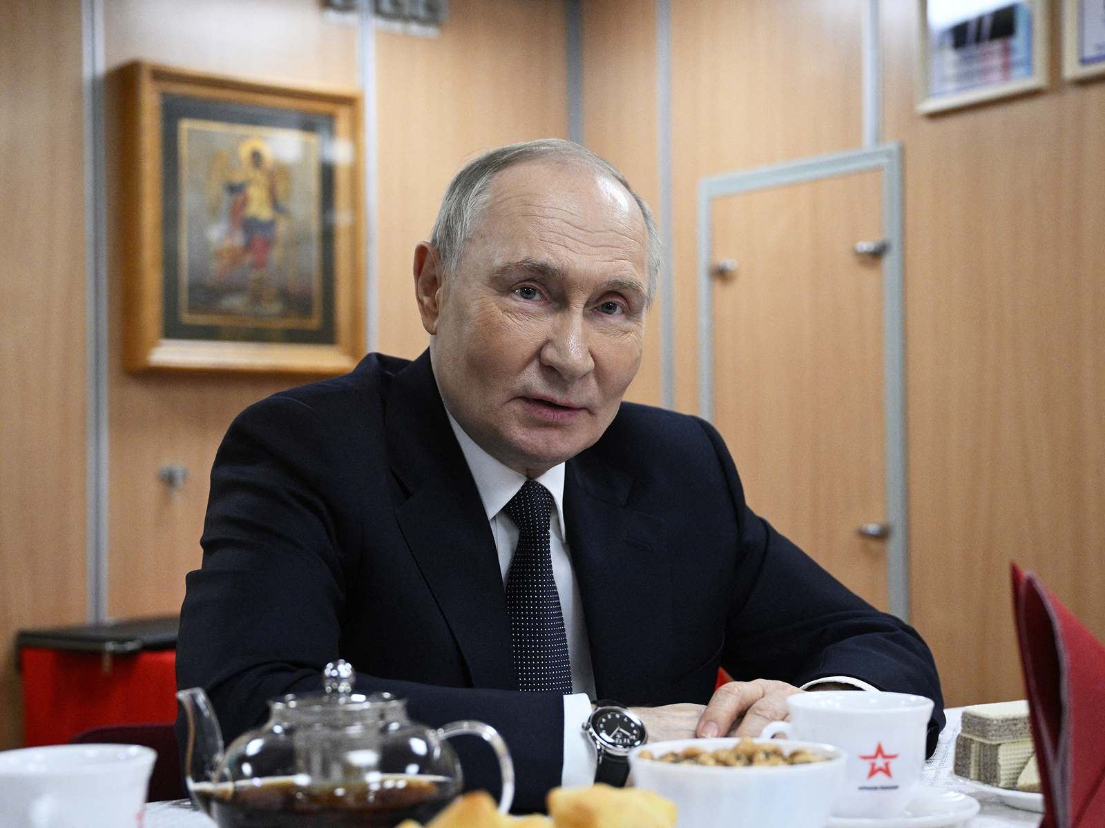 Президент России Владимир Путин предложил ввести в Украине временное управление «под эгидой ООН»