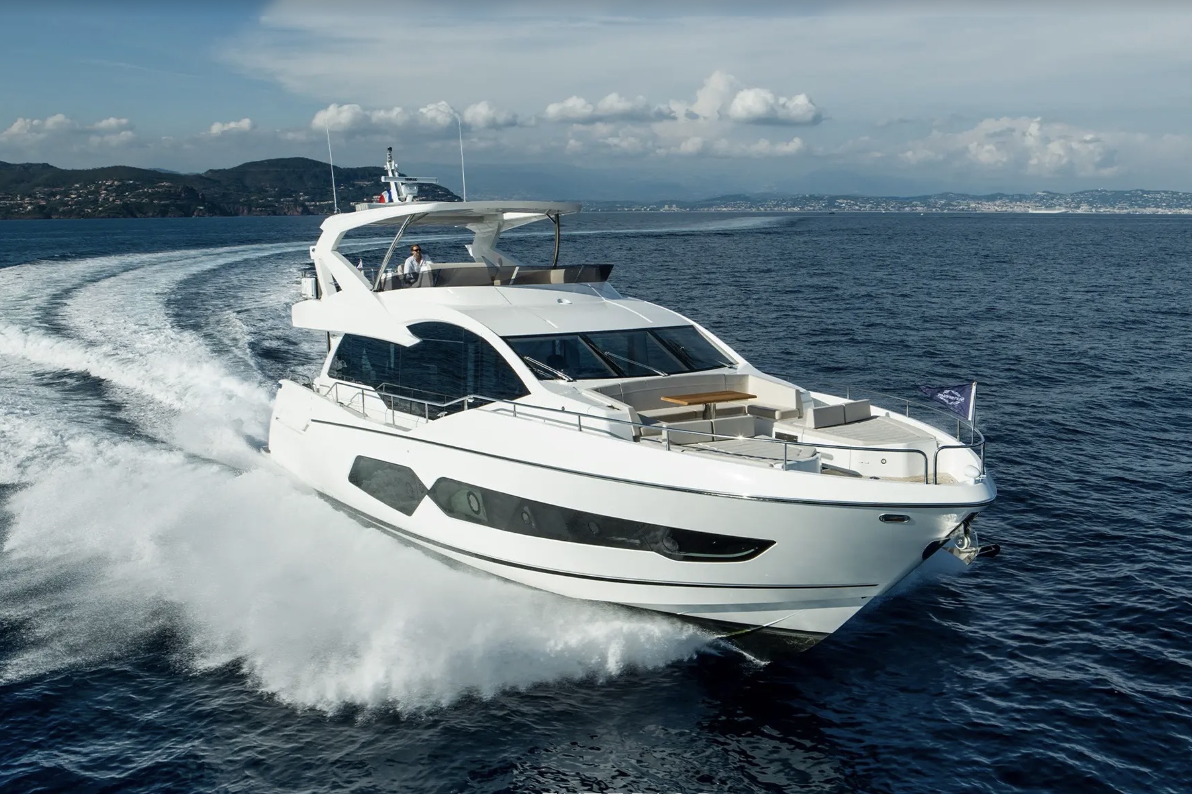Яхта Владислава Клюшина Sunseeker 76 «7 K» длиной 23,6 м с флайбриджем. Она имеет четыре каюты, в которых могут расположиться до восьми гостей