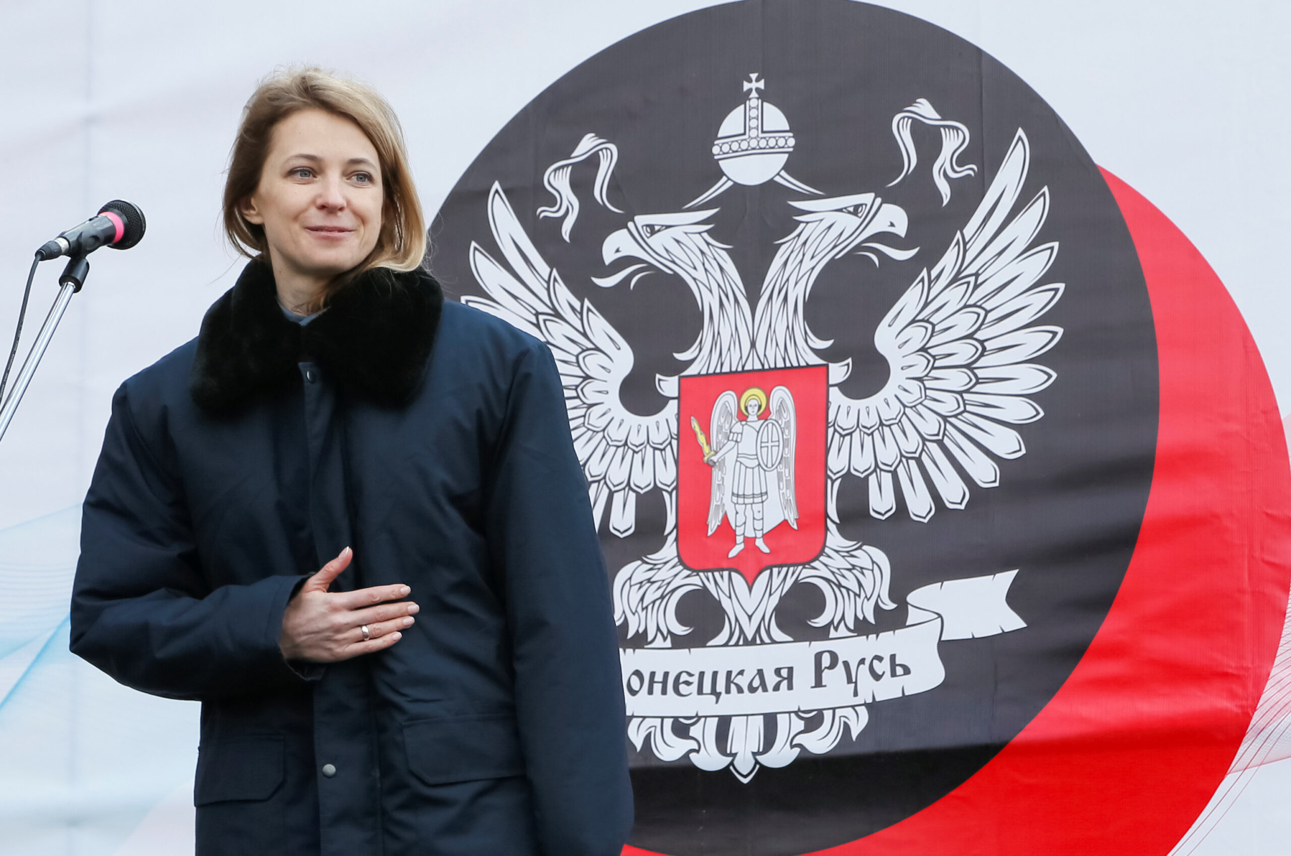 Некогда Наталья Поклонская участвовала в крестных ходах с иконой Николая II, сейчас позирует на фоне неоязыческих рун