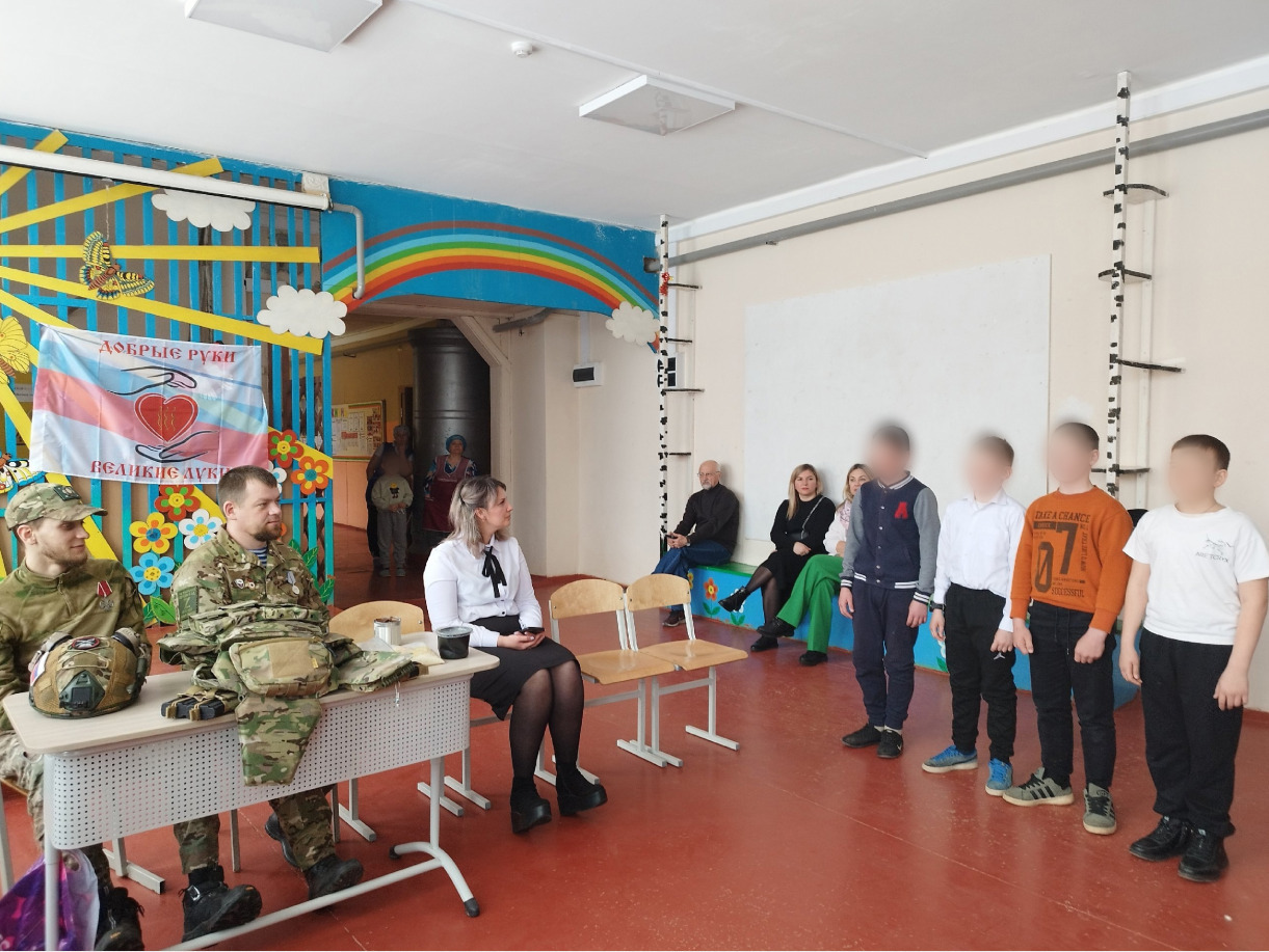 В российских школах на «уроки мужества» пришли военные, участвовавшие в операции «Поток» в Курской области