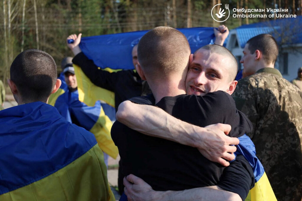 В Великую субботу накануне Пасхи, Россия и Украина провели масштабный обмен военнопленными, а Путин объявил о перемирии