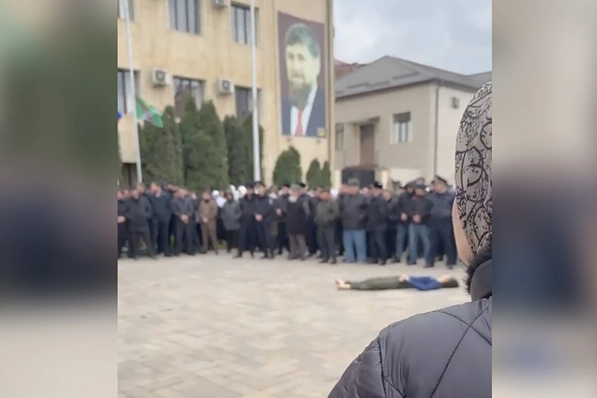 В Чечне на всеобщее обозрение выставили тело подростка, напавшего на сотрудников ДПС