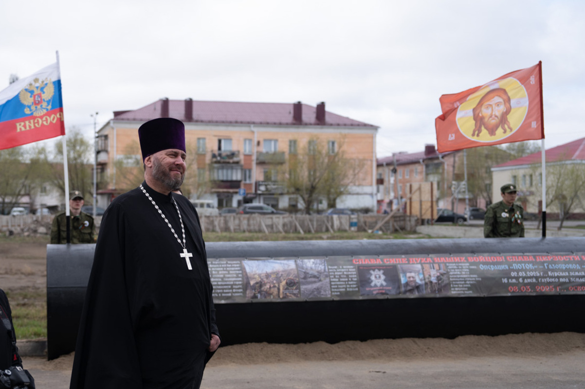 В Омской области возле кафедрального собора установили копию трубы, по которой российские военные проникли в Суджу во время операции «Поток»