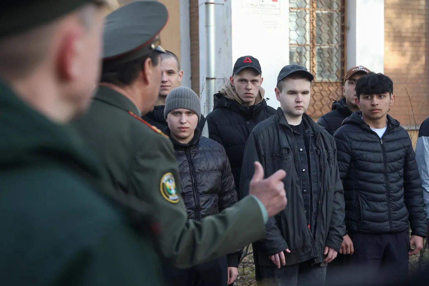 Российские призывники, призванные на&nbsp;военную службу, выстраиваются в&nbsp;строй во&nbsp;время торжественной церемонии перед отправкой в&nbsp;​​гарнизоны