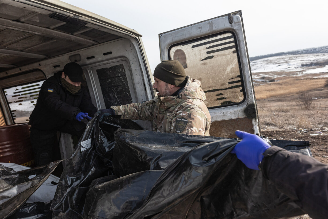 Волонтёры украинской организации «Плацдарм» погружают останки российских солдат в Донецкой области, Украина, 2 марта 2025 года. Фото: Diego Herrera Carcedo / Anadolu/ via Reuters Connect.
