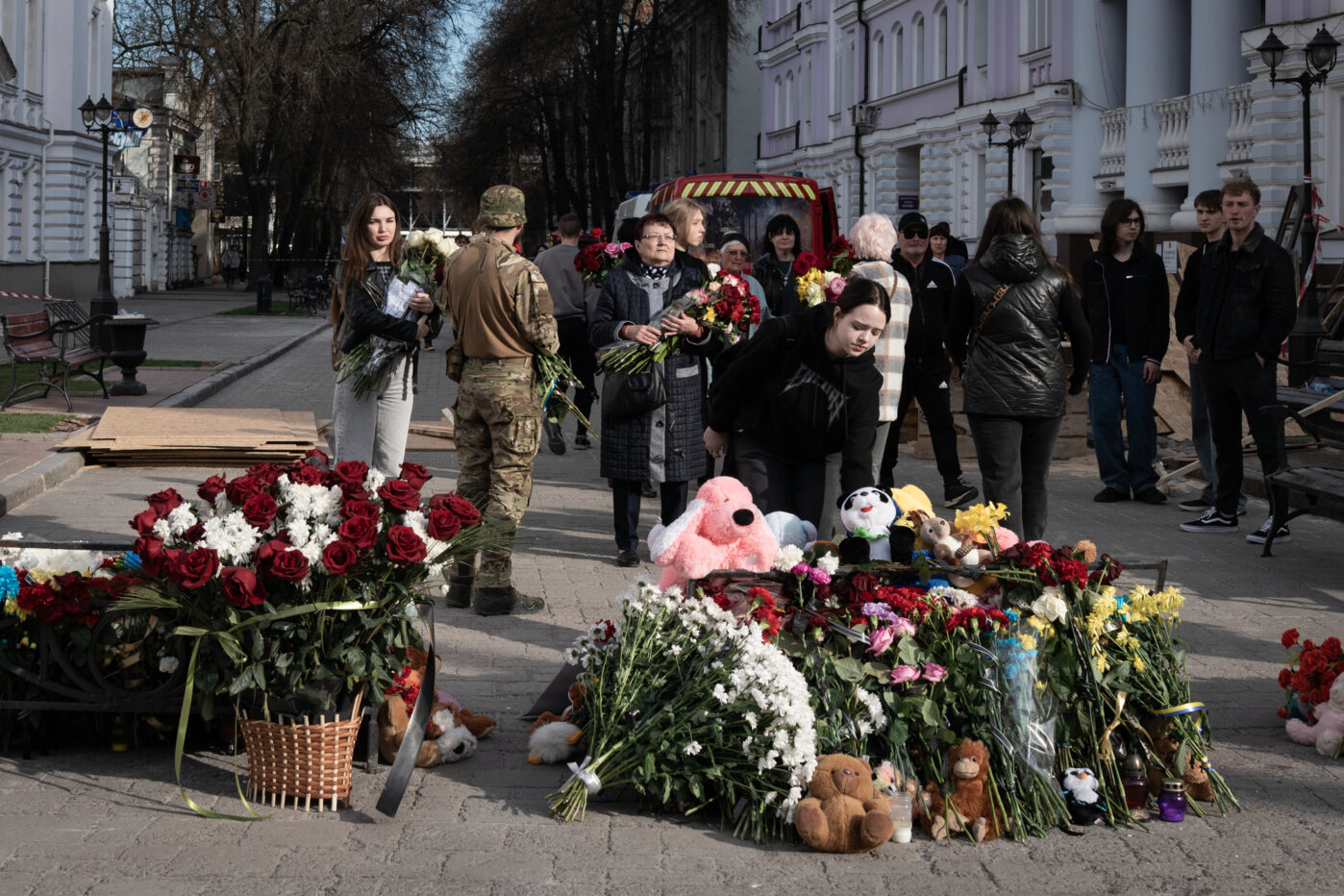 Горожане собрались, чтобы почтить память своих близких, погибших от&nbsp;российского ракетного удара в&nbsp;Сумах