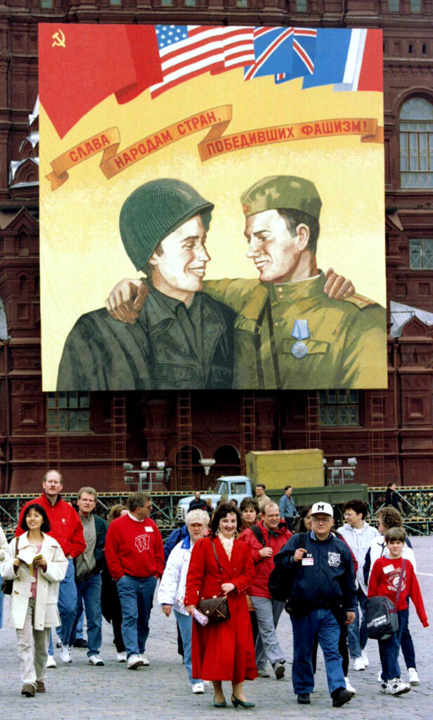 Россия отмечает 80-летие Победы парадом в Москве — с участием иностранных войск и лидеров