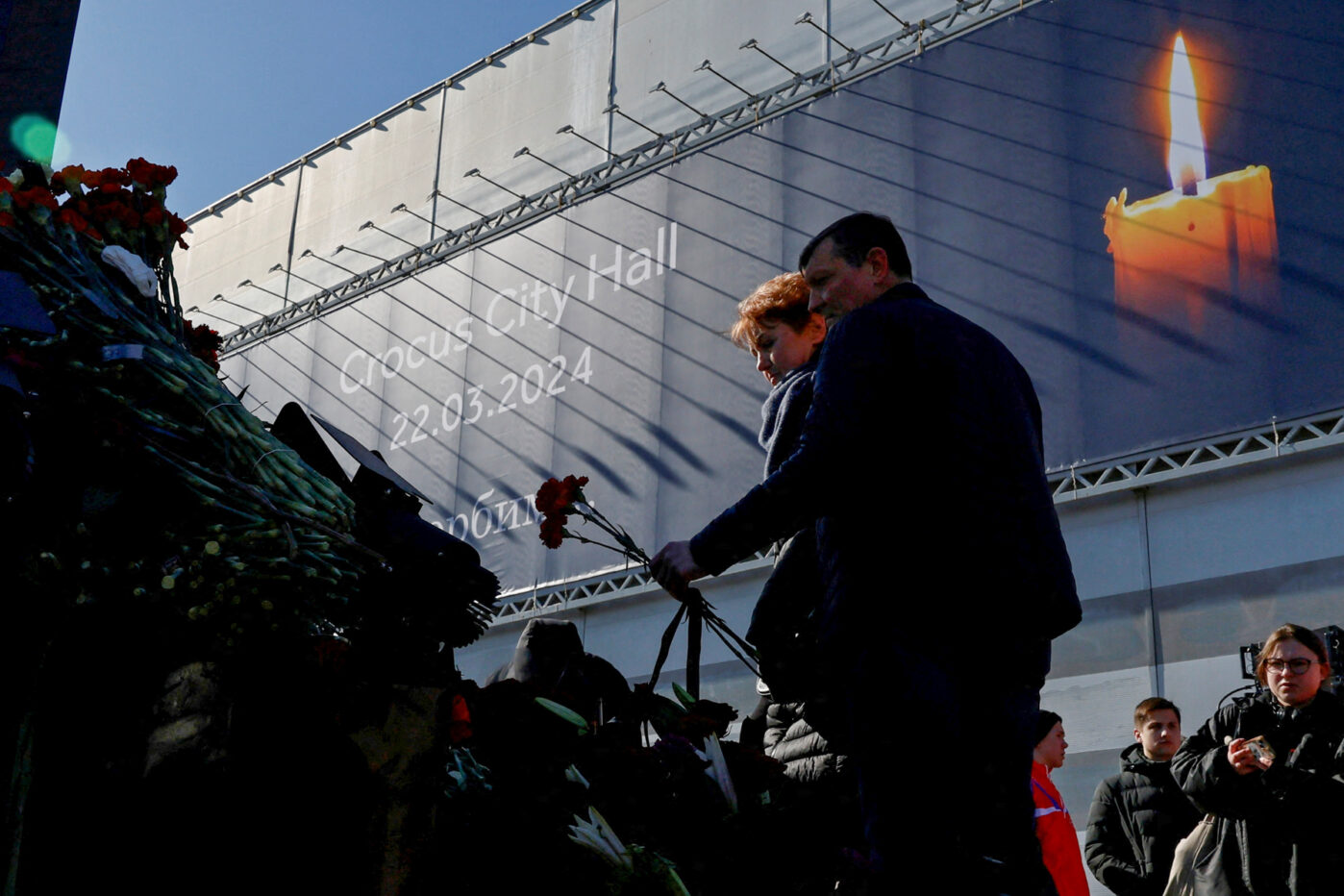 Люди возлагают цветы к открытому мемориалу жертвам теракта в «Крокус Сити Холл»