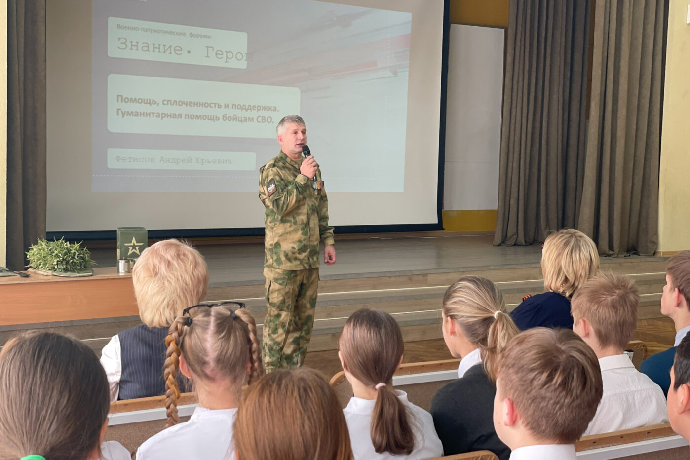 Доброволец Андрей Фетисов выступает в честь 9 мая перед учащимися школы в Волхове, Ленинградская область