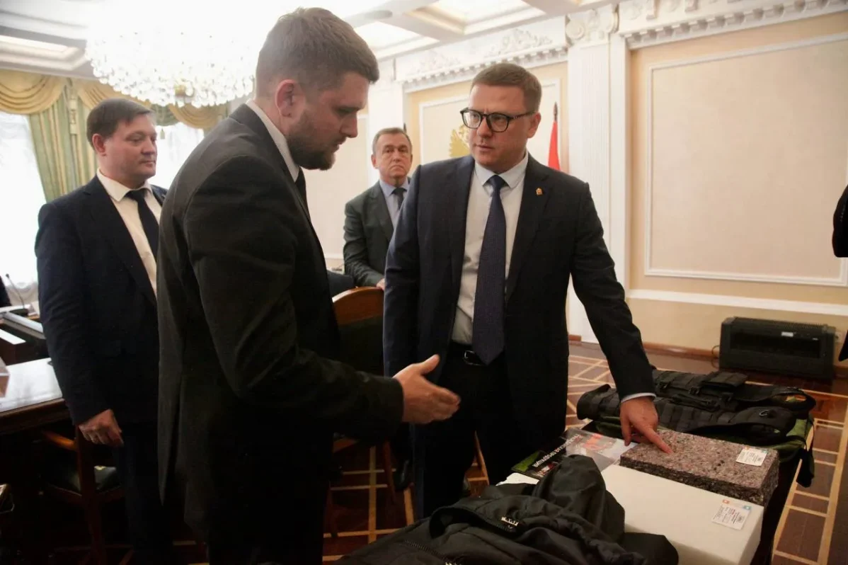Губернатор Челябинской области Алексей Текслер знакомится с&nbsp;новой продукцией для армии