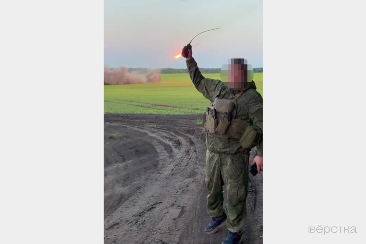 Военный с заблюренным лицом с криком «За «Лесту» дает команду к залпу из орудий