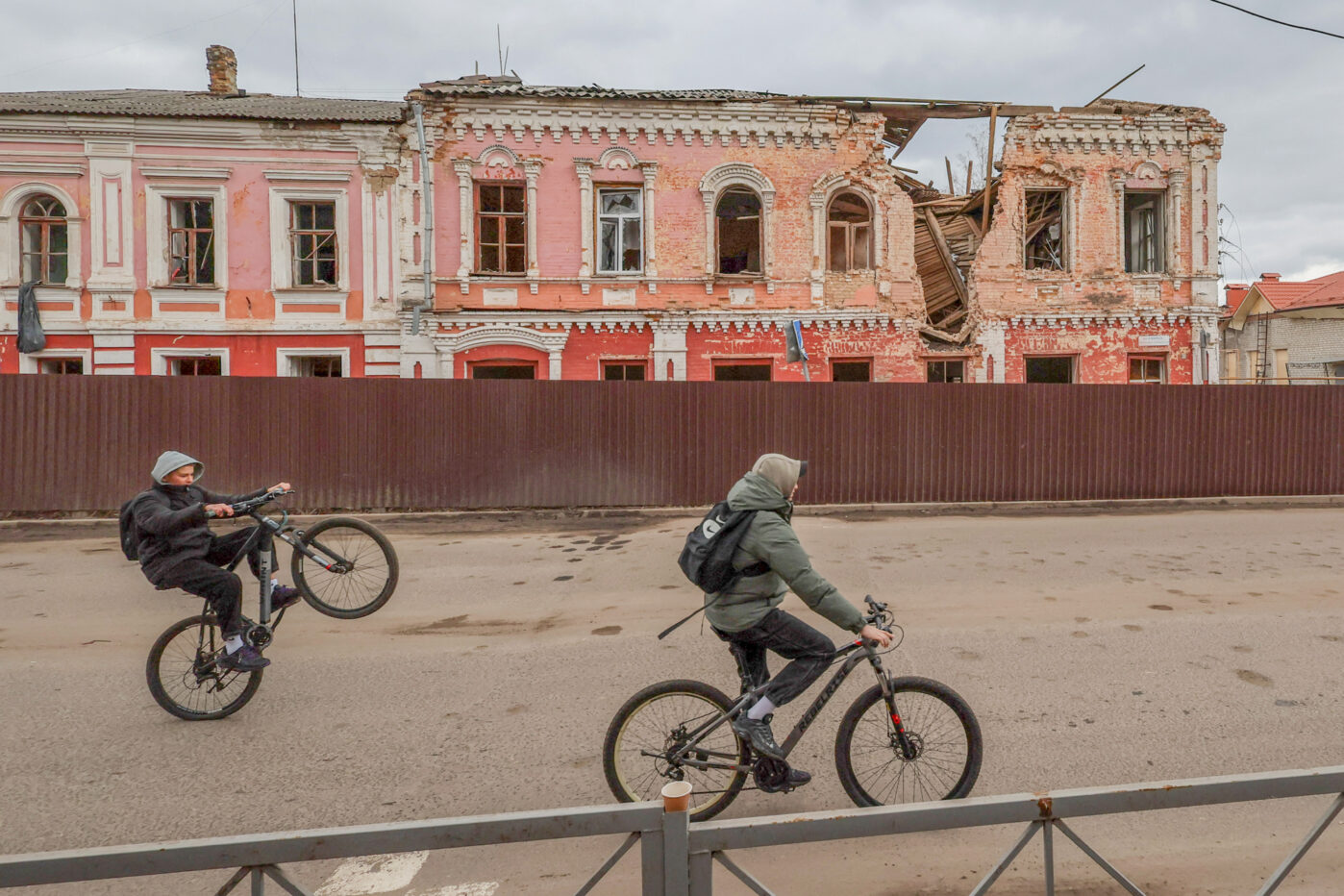 Школа, поврежденная в результате ракетного удара в Рыльске, Курская область
