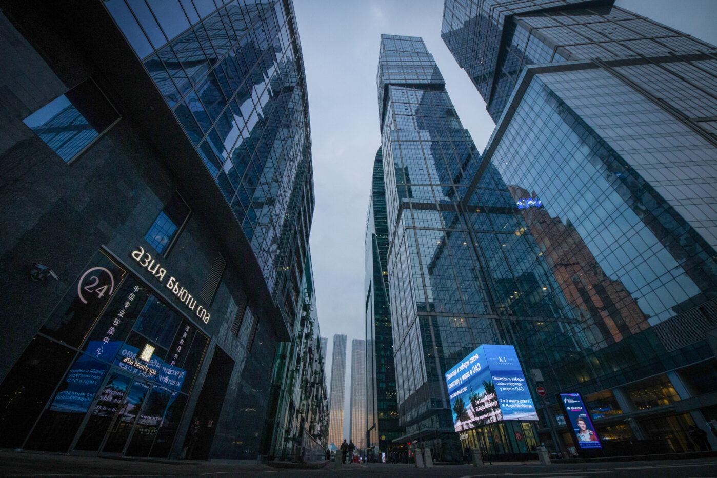 В РФ несколько лет существовала крупная сеть, поставлявшая миллиардерам девствениц и несовершеннолетних: платили сотни тысяч за каждое свидание