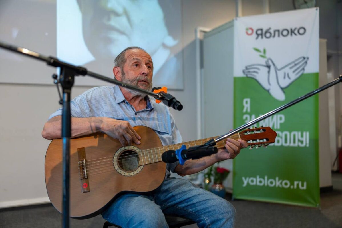 АЛТ: Борис Вишевский в&nbsp;офисе партии Яблоко в&nbsp;Москве, июнь 2025 года