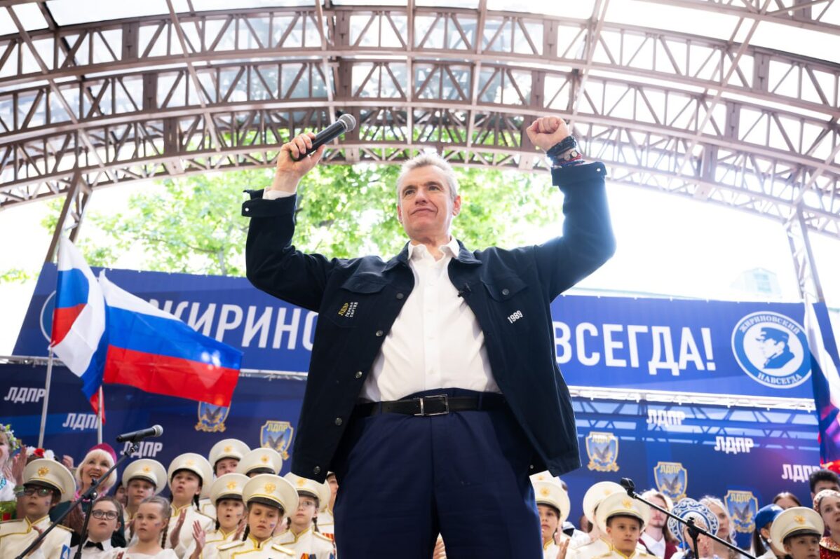 Председатель партии ЛДПР Леонид Слуцкий на&nbsp;праздновании Дня России со&nbsp;своими однопартийцами