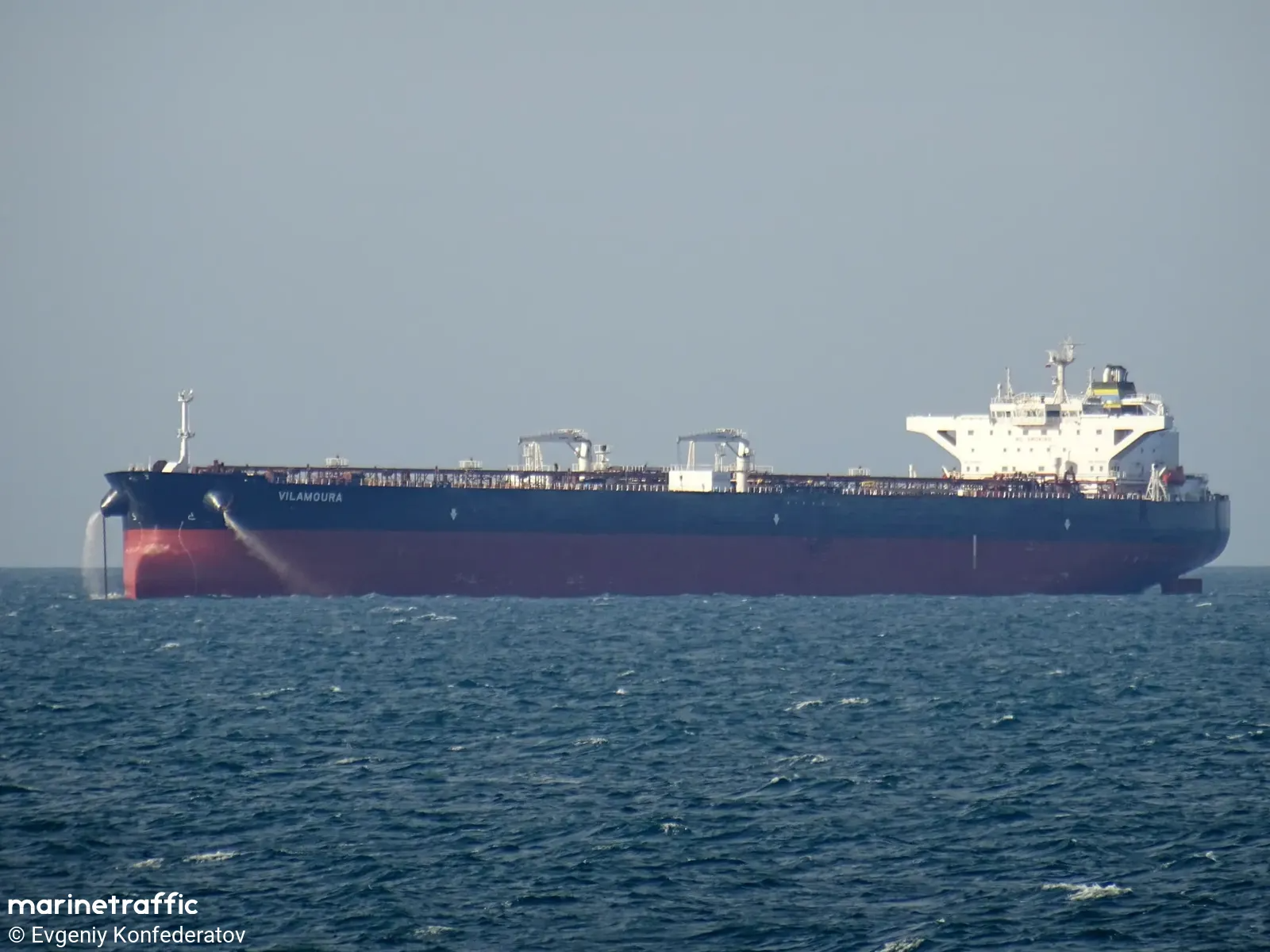 У берегов Ливии произошёл взрыв на борту танкера Vilamoura с нефтью из России