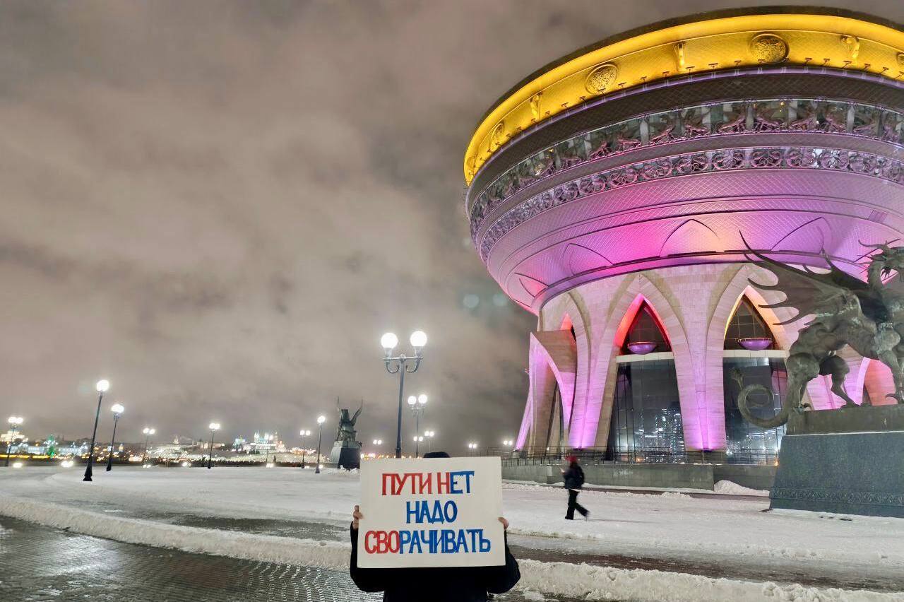 Суд оштрафовал на 90 тысяч рублей плакат с надписью «Пути нет надо сворачивать». В нём увидели «дискредитацию» армии