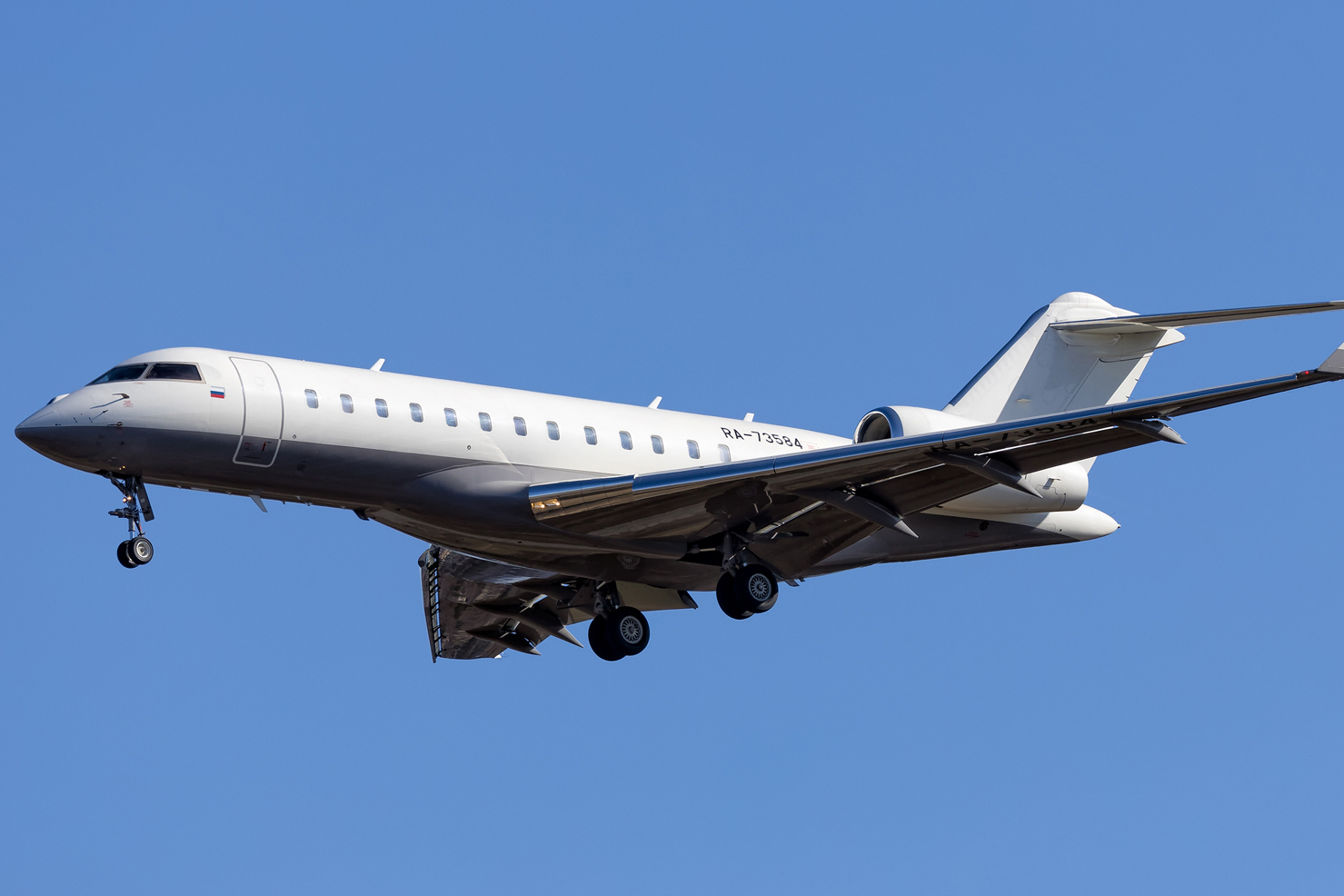 Близкий к ФСБ юрист купил два бизнес-джета за $30 млн: Bombardier – Global Express и Challenger 850