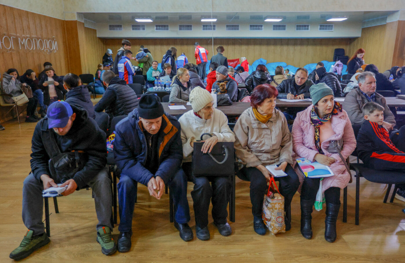 Эвакуированные и переселенцы из Запорожской области ждут оформления документов в пункте временного размещения в оккупированном Россией Бердянске