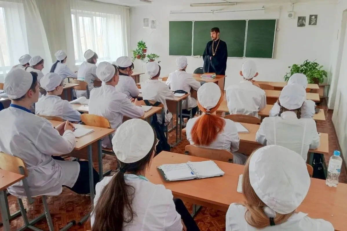 Лекция священника Андрея Гутовича в Ленинск-Кузнецком филиале Кузбасского медицинского колледжа со студентами второго курса