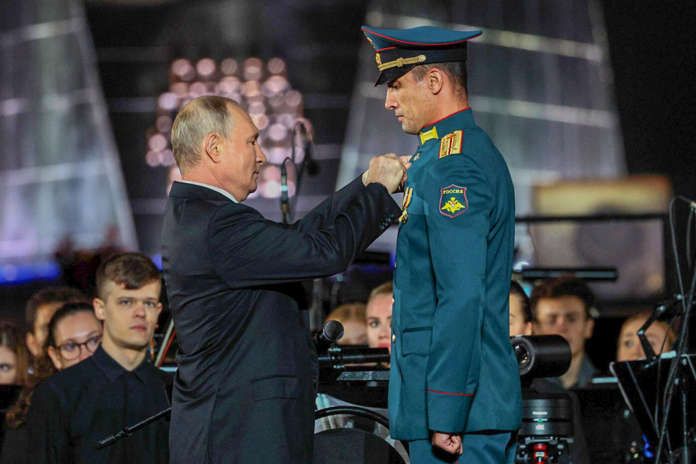 Владимир Путин награждает «Золотой звездой» Расима Баксикова, командира экипажа танка Т-80 «Алеша»