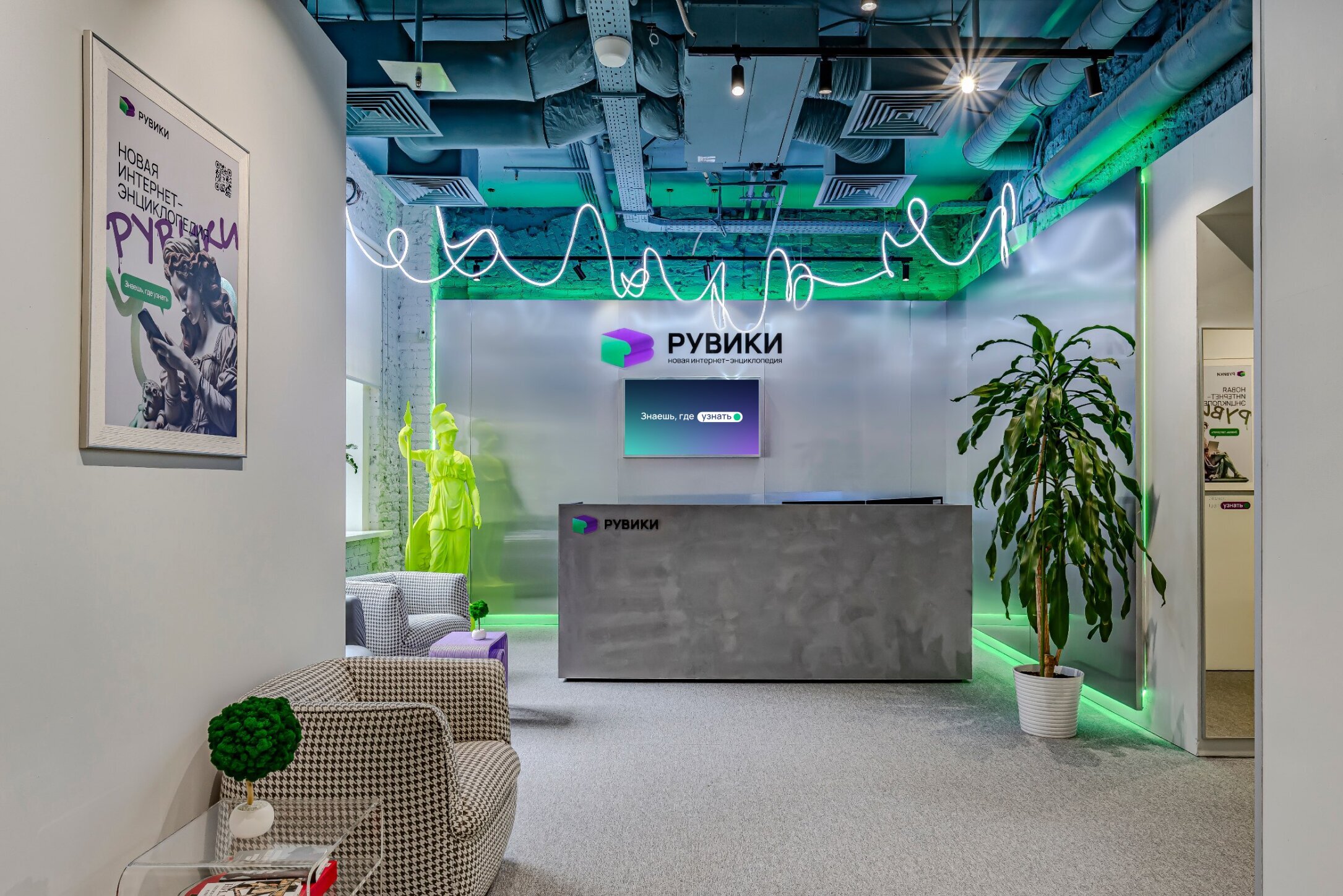 С ноября 2024 года суды вынесли три решения о запрете на территории России статей подцензурных аналогов «Википедии» — «Рувики» и «Руниверсалис»