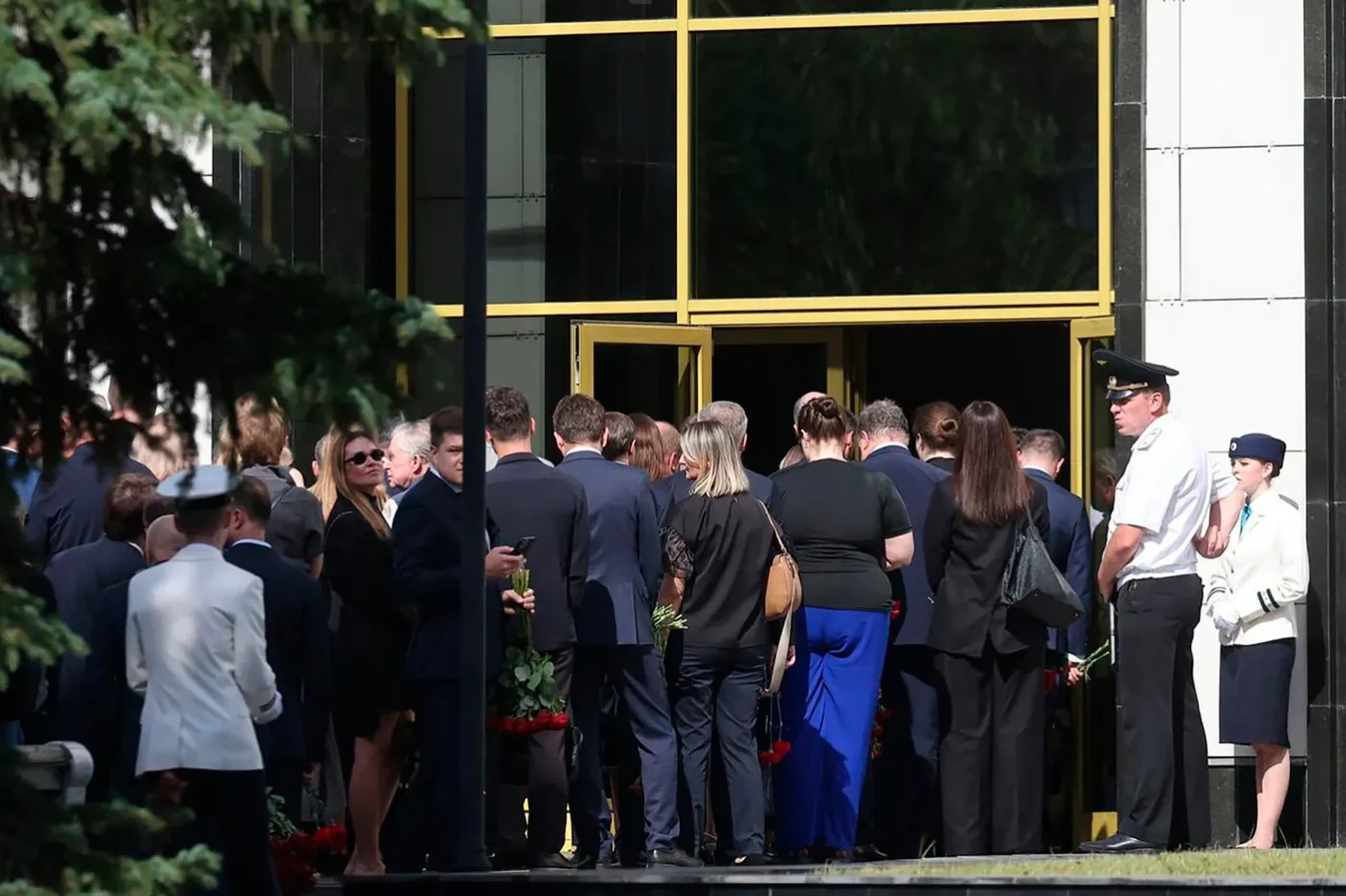 Близкие и коллеги перед прощанием с Романом Старовойтом на входе в Центральную клиническую больницу № 1 в Москве, 10 июля 2025 года