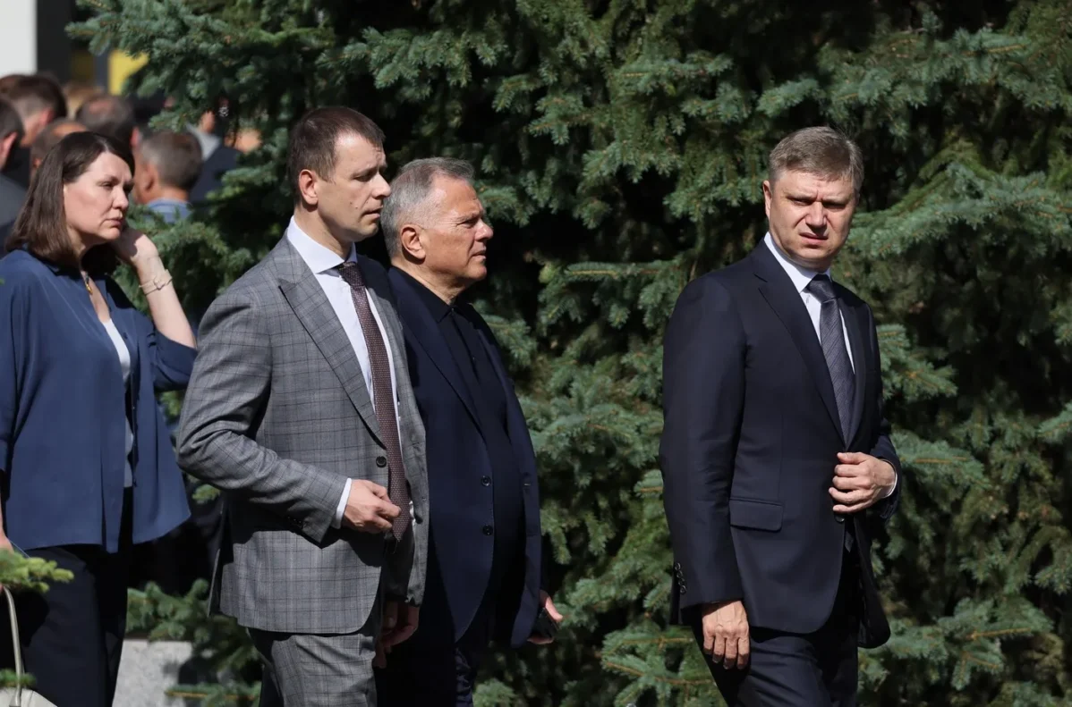 Глава РЖД Олег Белозеров на церемонии прощания с Романом Старовойтом в Центральной клинической больнице № 1, Москва, 10 июля 2025 года