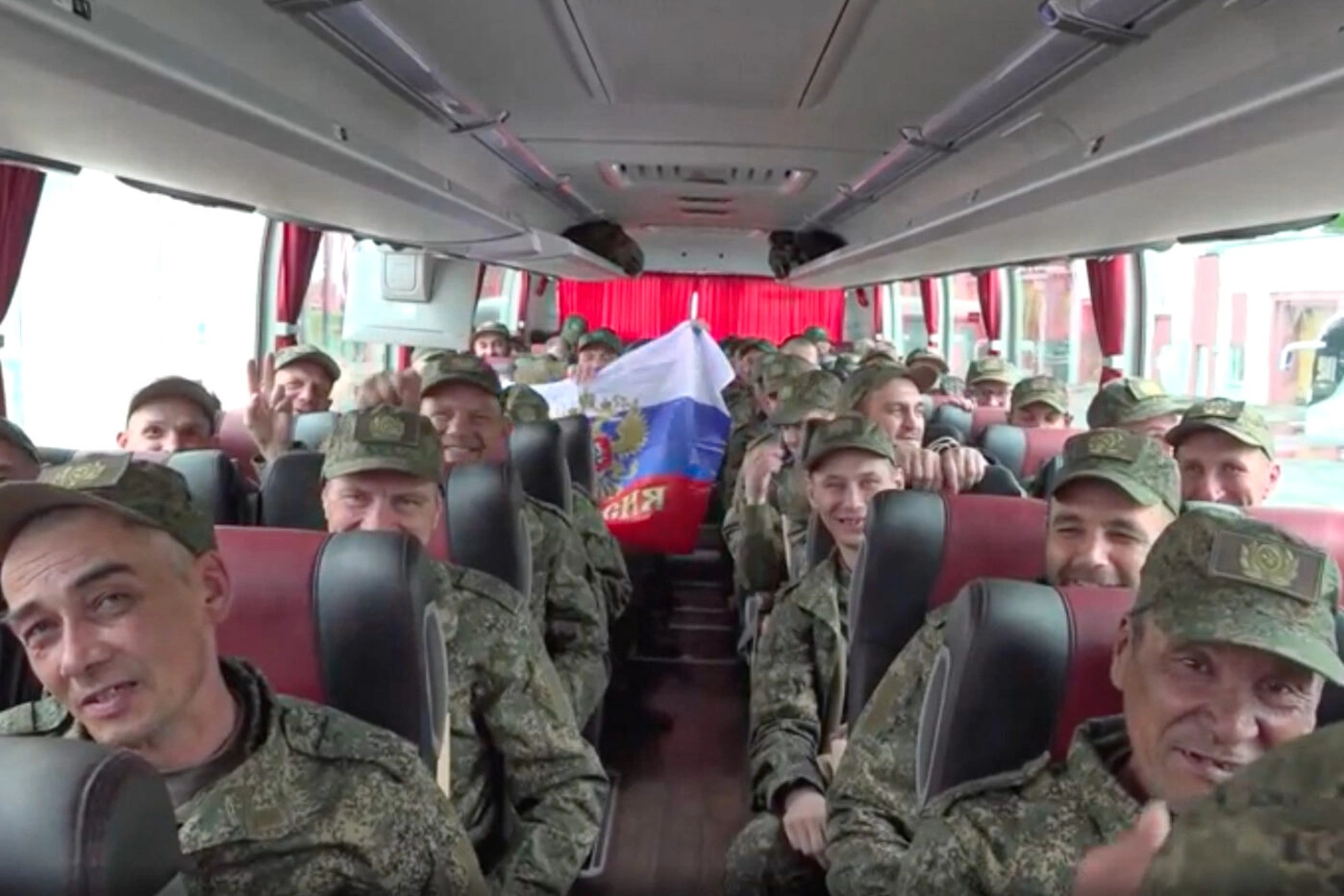 Обмен пленными в рамках стамбульских договорённостей. Вернувшиеся из плена российские солдаты в конце мая 2025 года