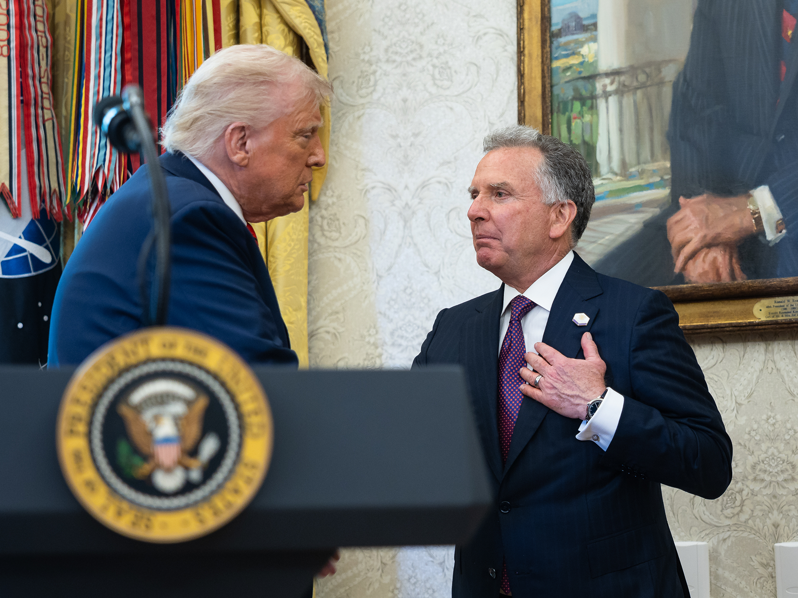 Трамп пригрозил России новыми санкциями