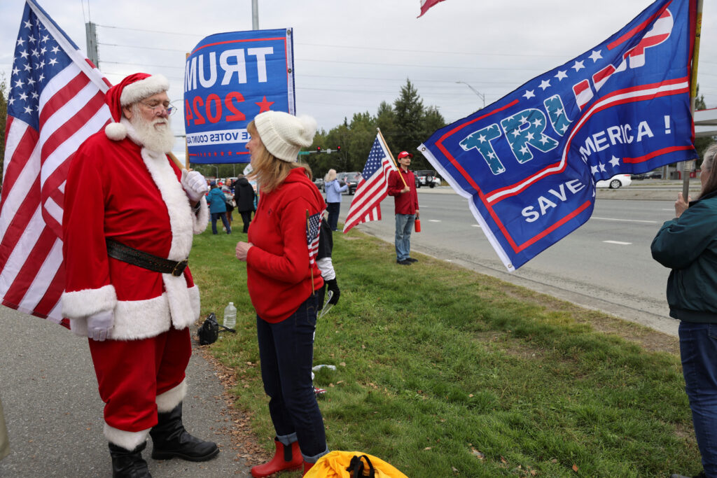 Во время встречи Путина и Трампа на Аляске проходили как митинги в поддержку Украины, так и поддерживающие миротворческие усилия президента США
