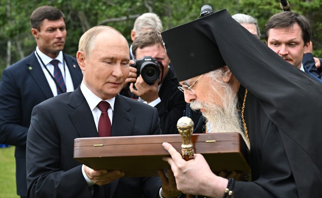 После саммита с Трампом Путин встретился с православным архиепископом Аляски Алексием и они подарили друг другу иконы Германа Аляскинского