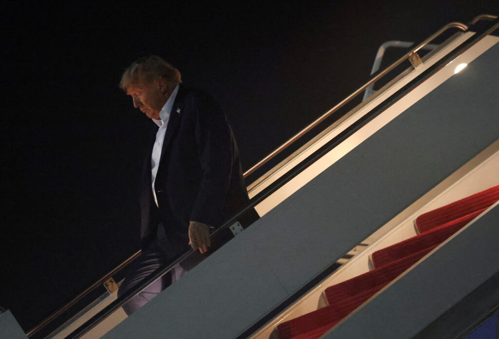 О том, как Дональд Трамп воспринял итоги встречи с Путиным на Аляске свидетельствует отказ от совместного обеда и то, что он покинул штат ранее запланированного времени