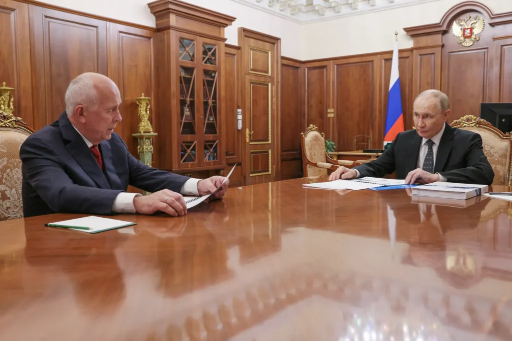 Владимир Путин на встрече с генеральным директором госкорпорации «Ростех» Сергеем Чемезовым