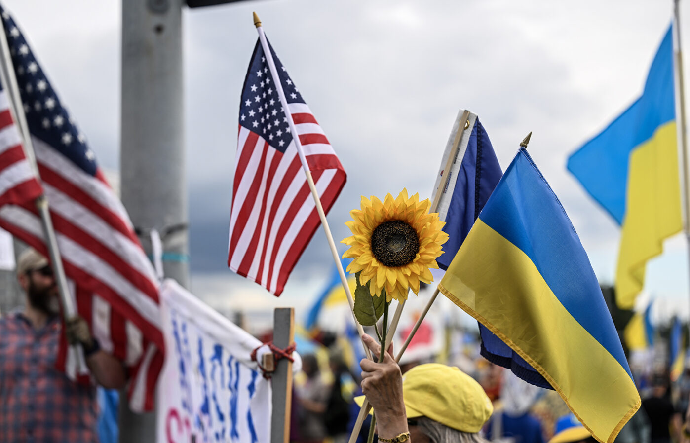 Сторонники Украины на демонстрации перед встречей президента США Дональда Трампа и президента России Владимира Путина в Анкоридже, Аляска