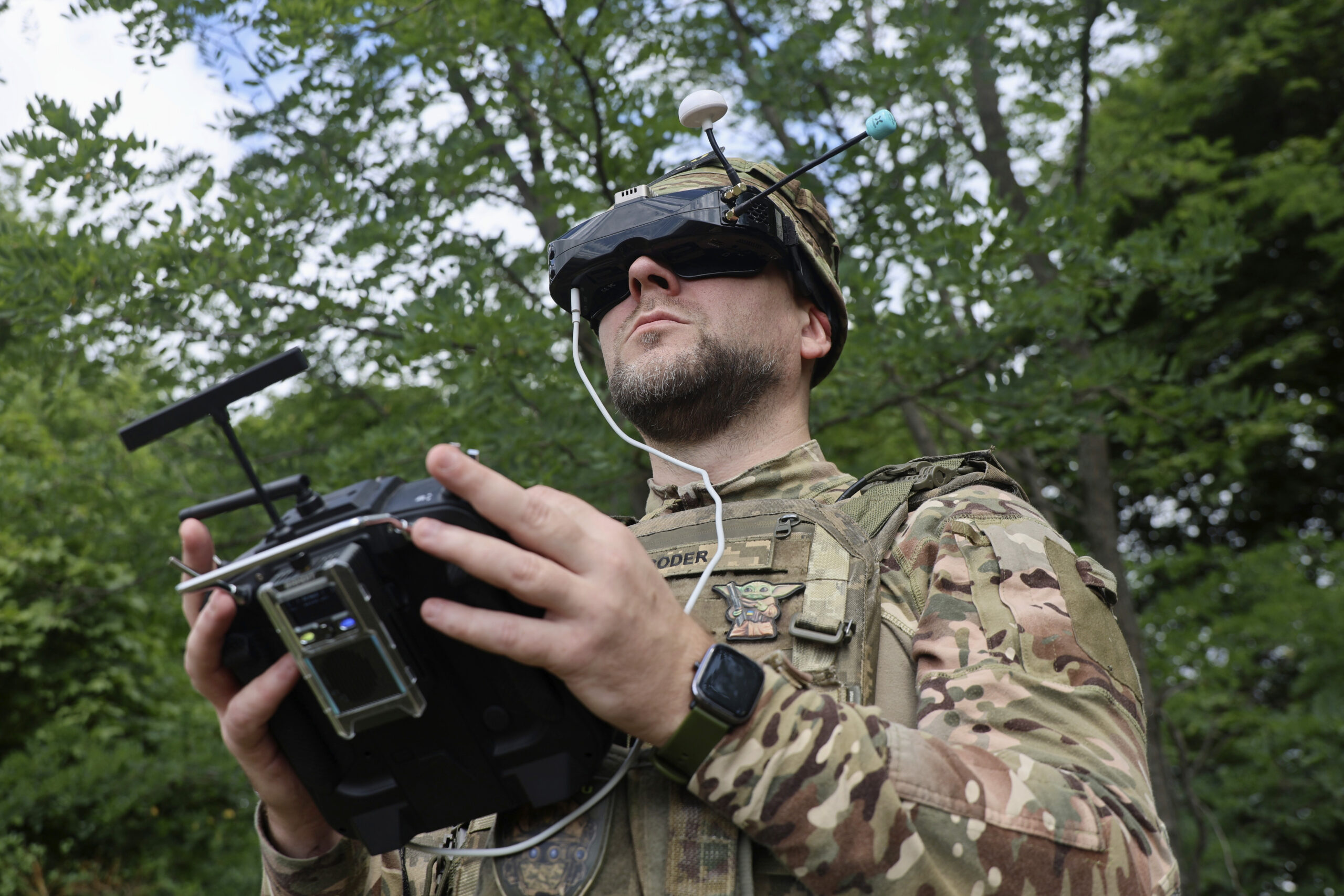 В небе над Россией сбиты больше 200 украинских дронов, сообщило Минобороны. Горели нефтебазы в Приморске и Смоленске, повреждена Смоленская АЭС