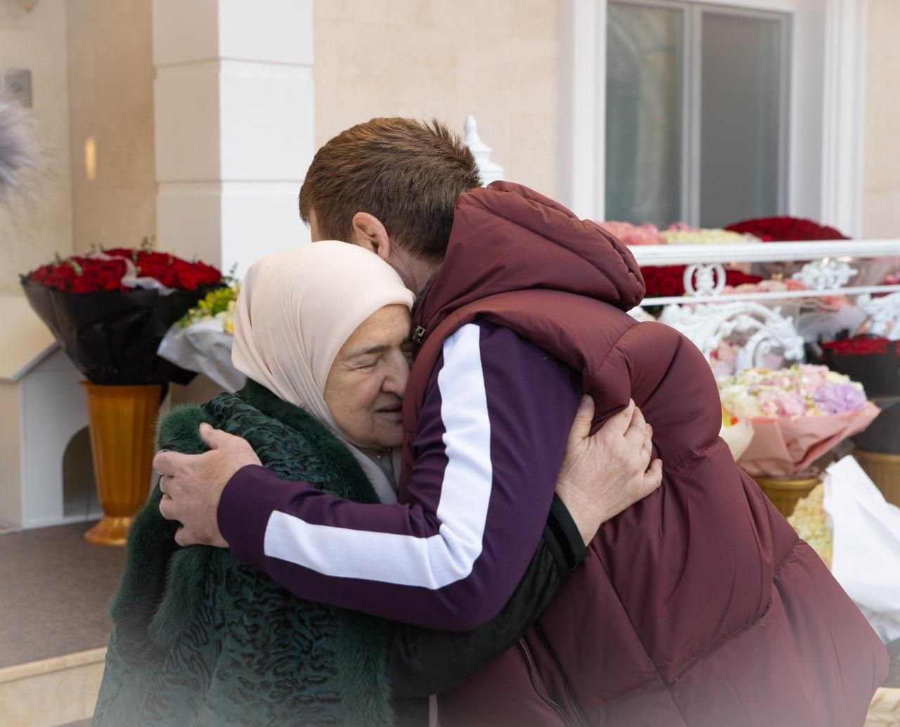 Великобритания вводит санкции против матери Рамзана Кадырова, фонда имени его отца и «Движения первых»