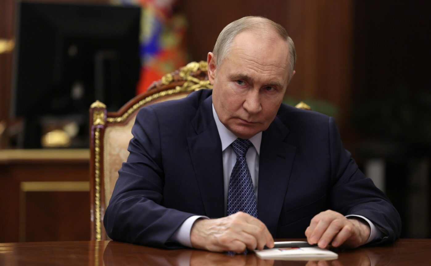 Путин управляет страной из трёх одинаковых бункеров