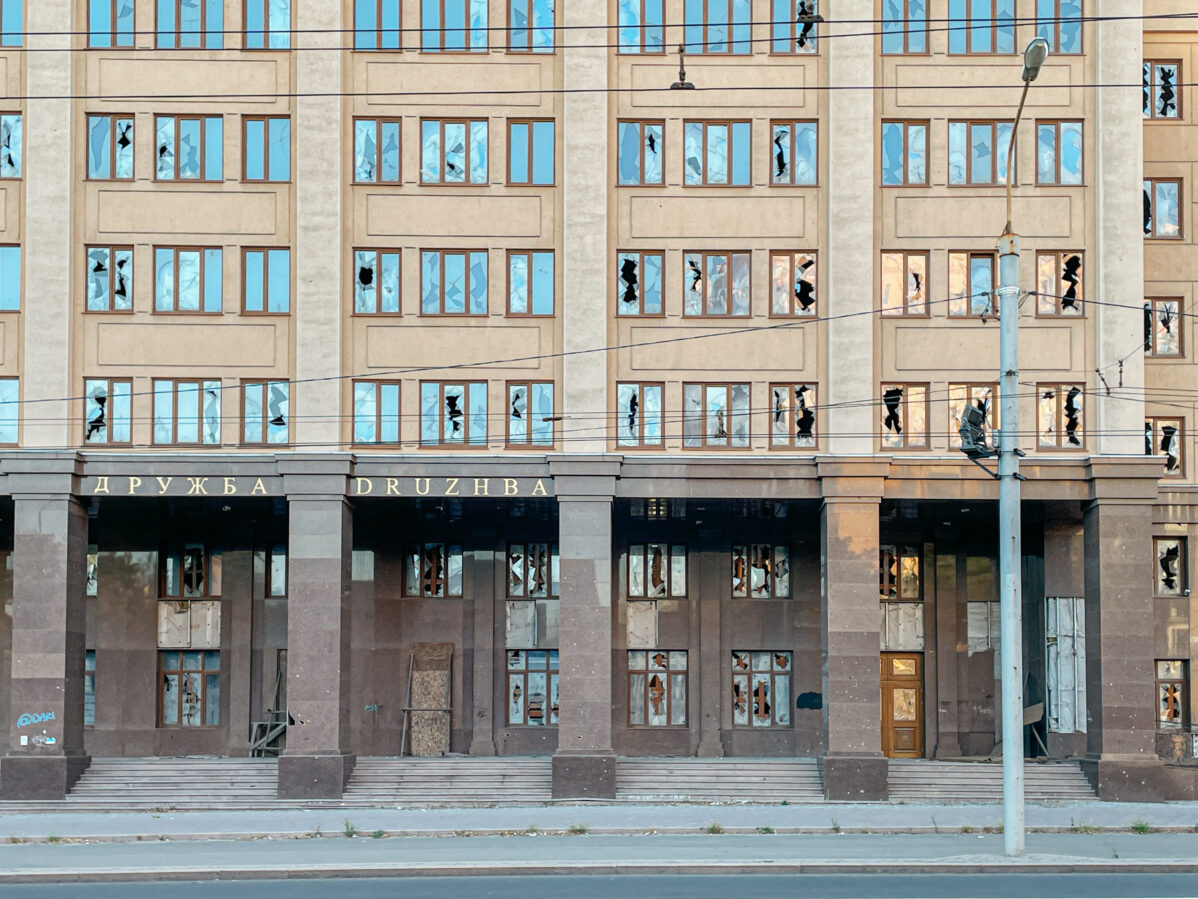 Отель Дружба с&nbsp;разбитыми окнами в&nbsp;Донецке