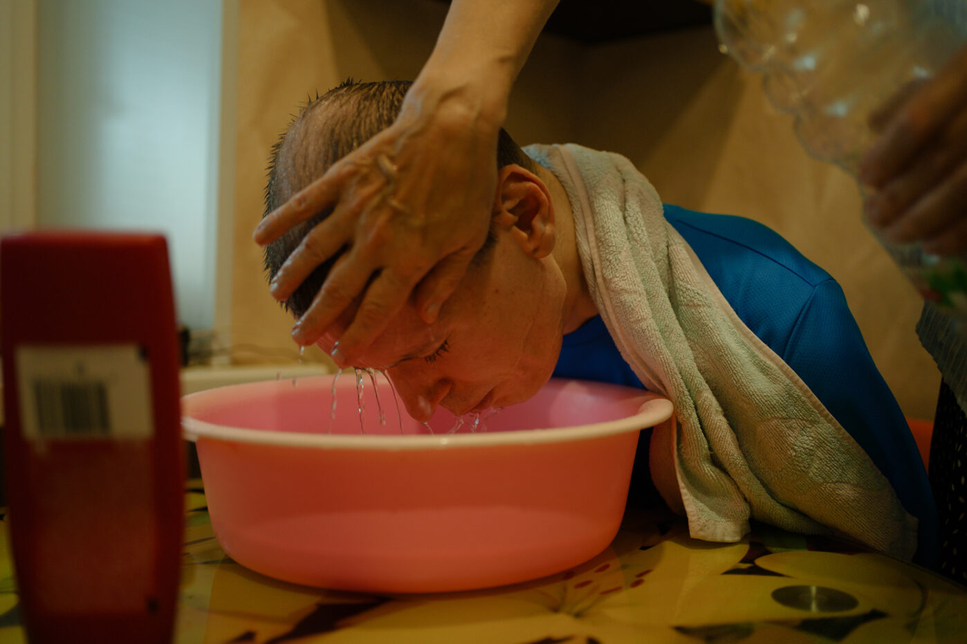 В&nbsp;Оренбурге 70-летняя женщина ухаживает за&nbsp;двумя детьми с&nbsp;инвалидностью и&nbsp;уже пять лет фактически заперта дома. Помощи от&nbsp;социальных служб особо нет