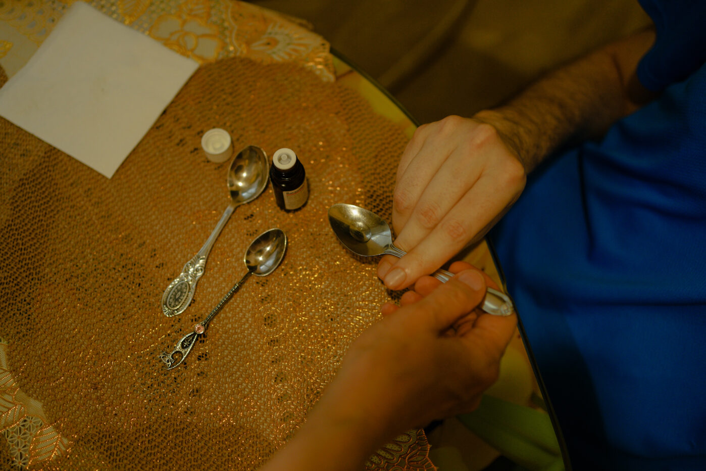 В&nbsp;Оренбурге 70-летняя женщина ухаживает за&nbsp;двумя детьми с&nbsp;инвалидностью и&nbsp;уже пять лет фактически заперта дома. Помощи от&nbsp;социальных служб особо нет