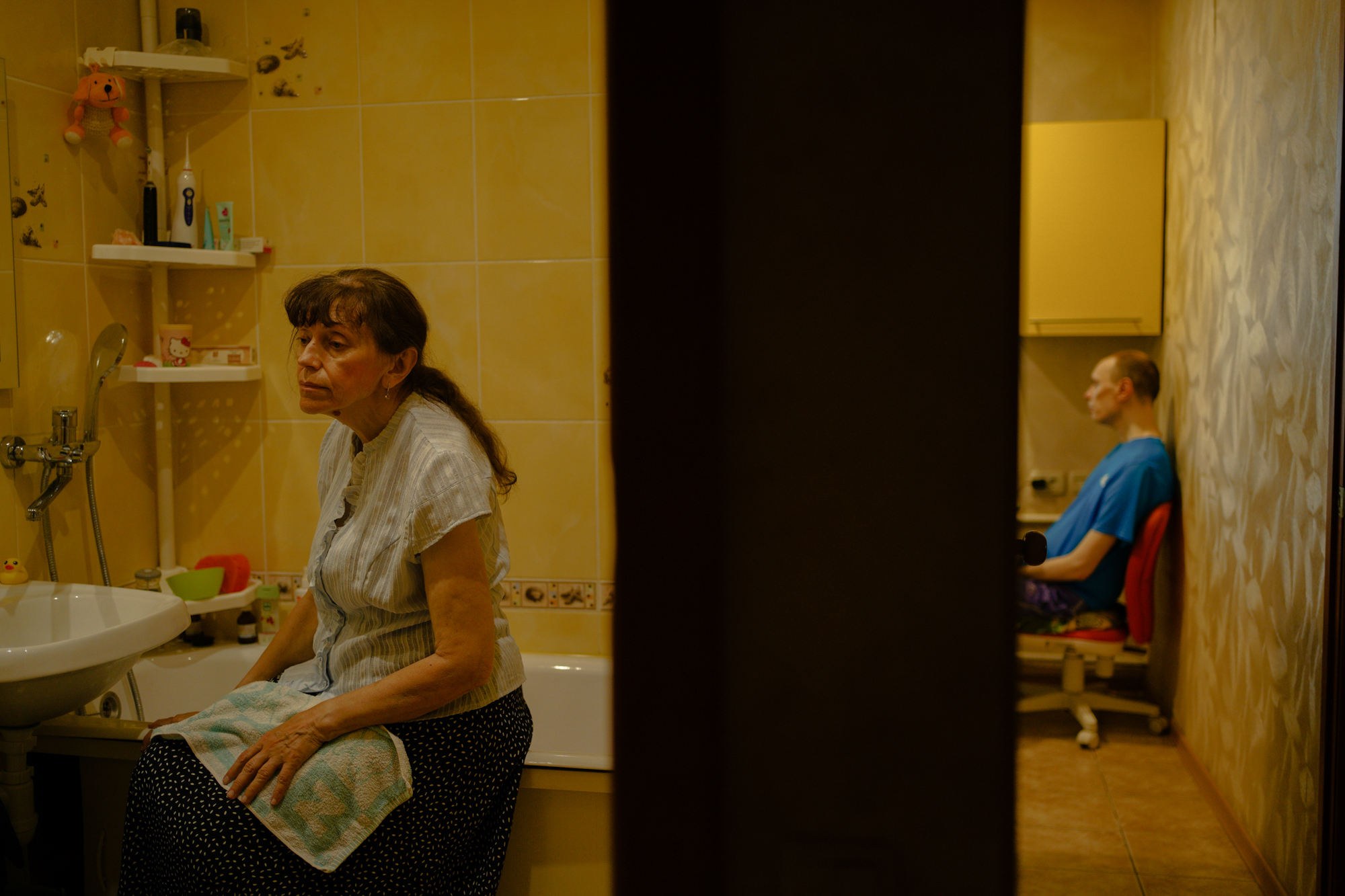 В Оренбурге 70-летняя женщина ухаживает за двумя детьми с инвалидностью и уже пять лет фактически заперта дома. Помощи от социальных служб почти нет