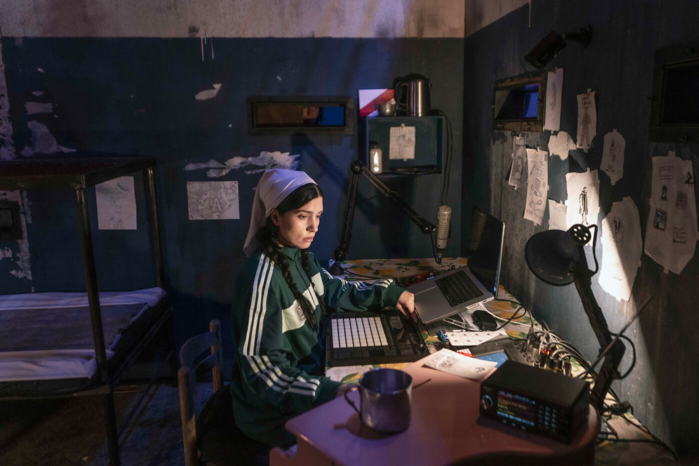 Надежда Толоконникова, основательница арт-коллектива Pussy Riot, во&nbsp;время своего перформанса «Полицейское государство»