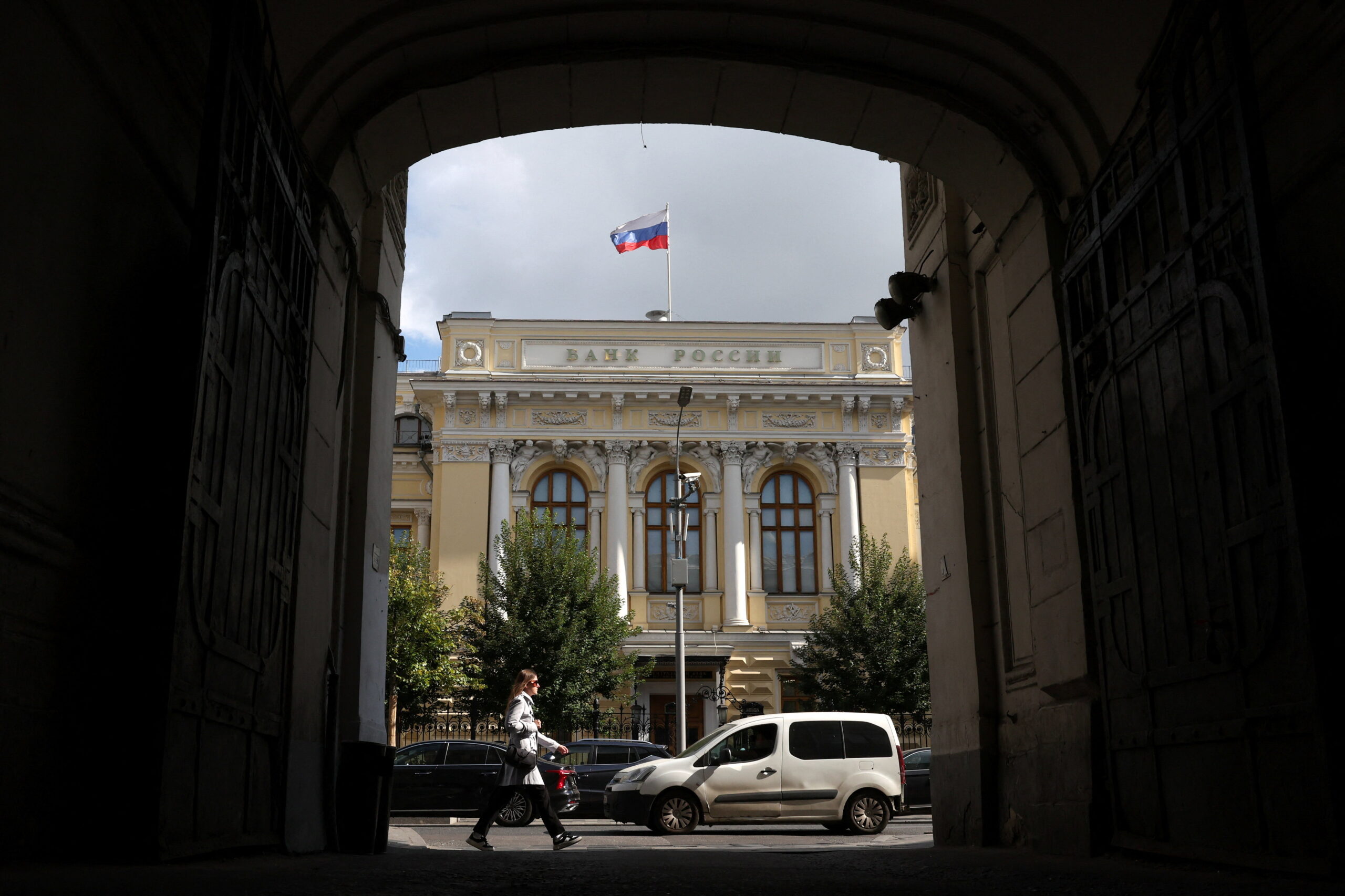 Банк России снизил ключевую ставку с 17% до 16,5% и пообещал дальше придерживаться жёсткой кредитной политики