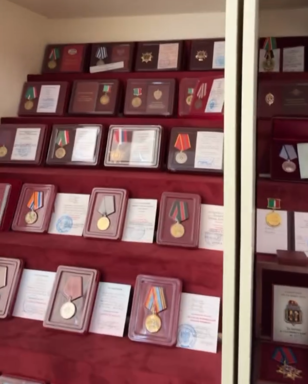 У командира спецполка полиции МВД по Чечне Замида Чалаева около 80 орденов и медалей. звезда героя Российской Федерации, а также орден Мужества