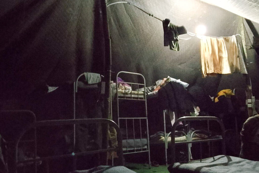 Палатка для самовольно оставивших часть военнослужащих на территории воинской части ПВО под Новороссийском, куда посадили Владимира Бернгардта после задержания