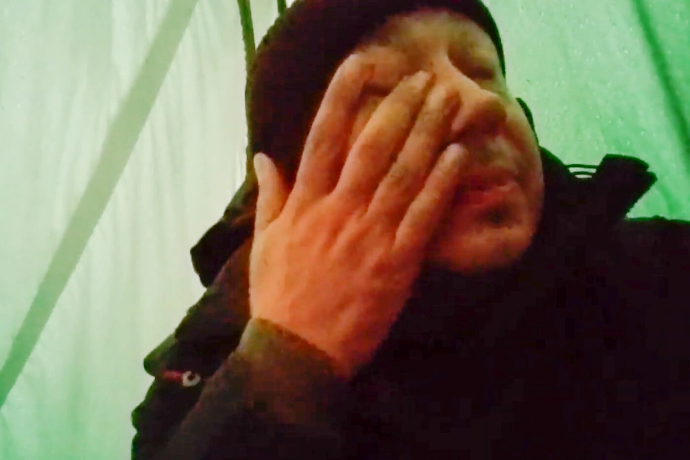 Владимир Бернгардт пережидает в палатке дождь перед нелегальным пересечением российско-белорусской границы