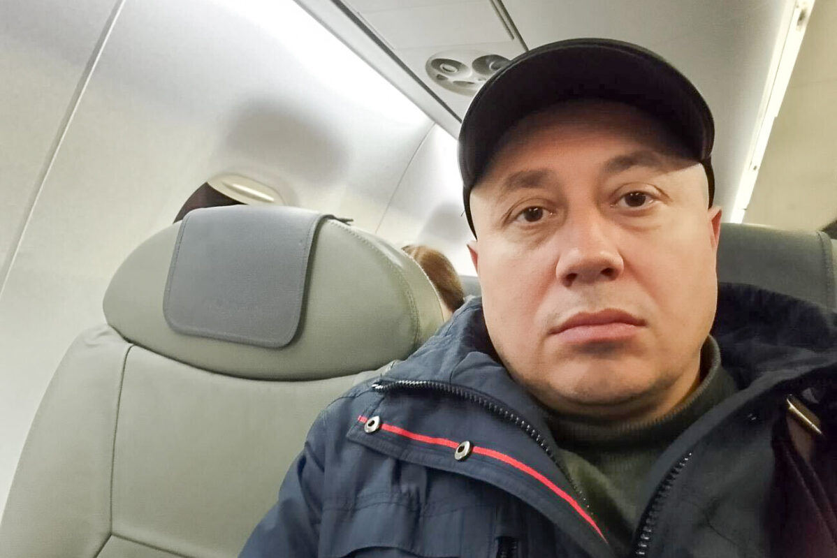 Владимир Бернгардт в самолете