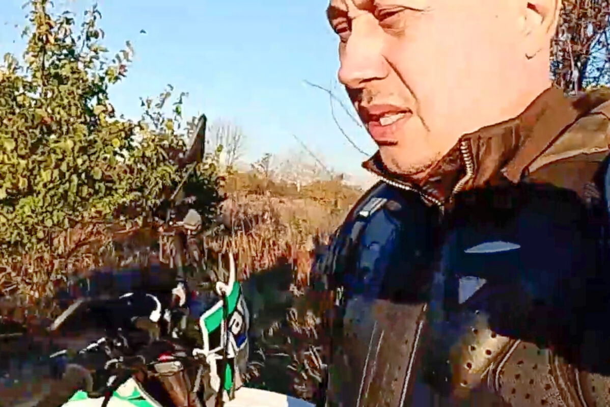 Владимир Бернгардт после побега из воинской части для пойманных дезертиров, пытается на мотоцикле добраться до белорусской границы