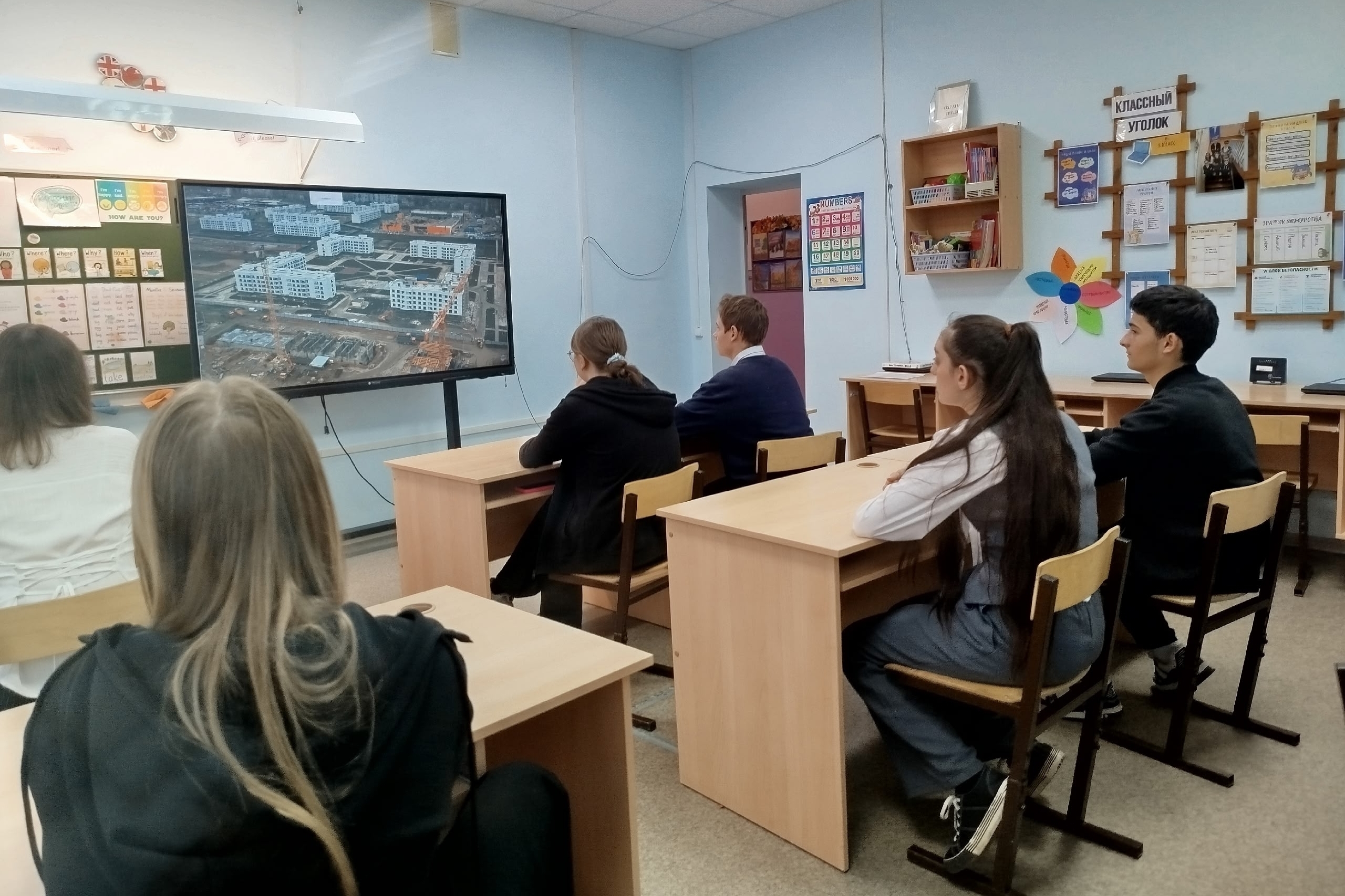 В школах показали фильм о российских строителях в оккупированных украинских городах «Строители мира»